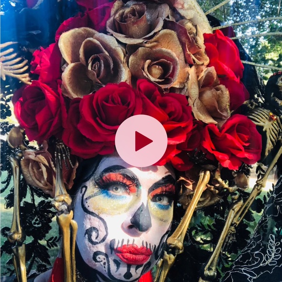 headpiece she has Gold and Red Roses the veil is black and gold lace - Picture 4 of 7